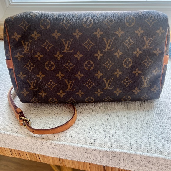 The Speedy Bandoulière 30 in signature Monogram canvas. Comes with strap. - Picture 7 of 11